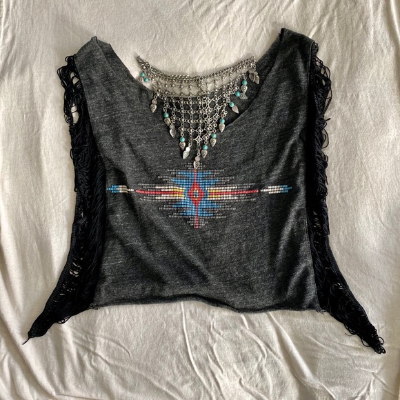 Fringe top with vintage vibes feel. - Picture 2 of 4